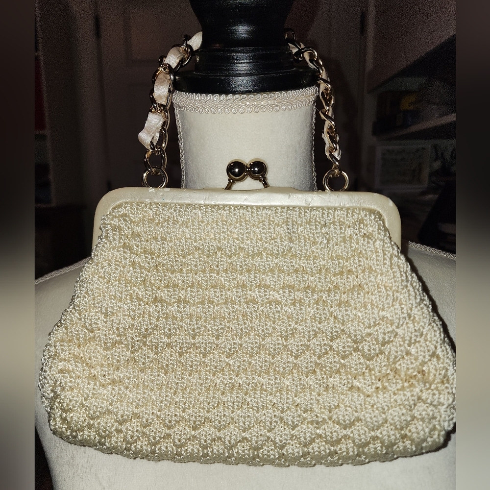 Preowned The Sak coin or change‎ bag, cream colored, gold lining